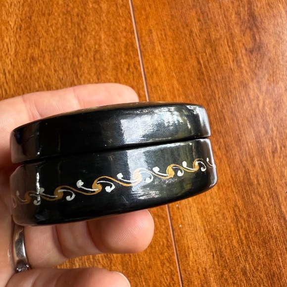 Small Hinged Russian Lacquer Hand Painted Trinket Box Mother Pearl Inlay Signed. - Picture 5 of 12